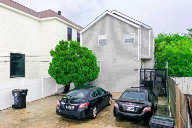 Main picture of 2915 Upperline St