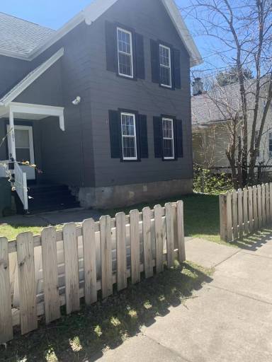 Main picture of 105 Ontario St