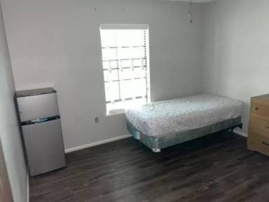 Main picture of 1555 W Blue Springs Ave