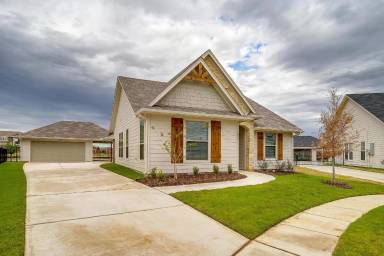 Main picture of 657 Charlotte Ln