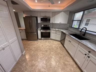Main picture of 9836 Luna Cir