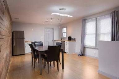Main picture of 1724 E Houston St
