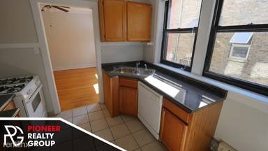 Main picture of 1115 W Oakdale Ave