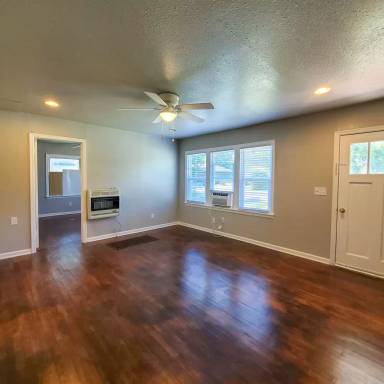 Main picture of 1030 W Wood St