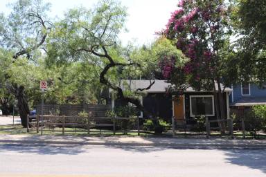 Main picture of 713 E 45th St