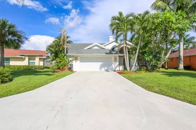 Main picture of 1040 Moon Lake Dr