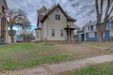 Main picture of 631 E 15th St