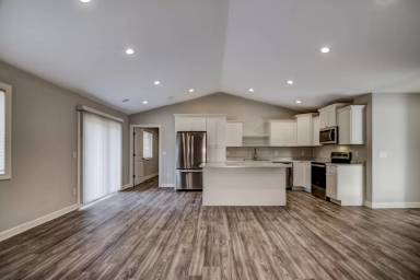 Main picture of 519-569 140 St