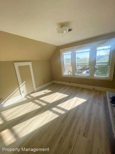 Main picture of 891 Elm St