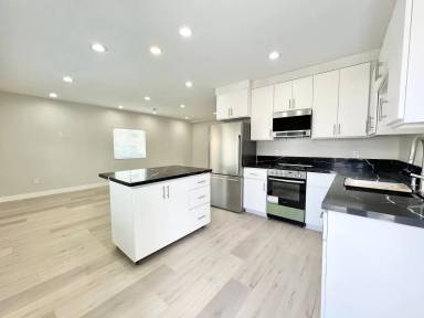 Main picture of 1001 E Broadway