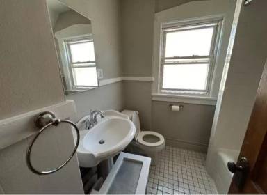 Main picture of 256 E 7th St