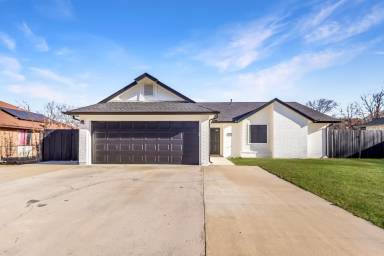 Main picture of 3206 Timber Oak Dr