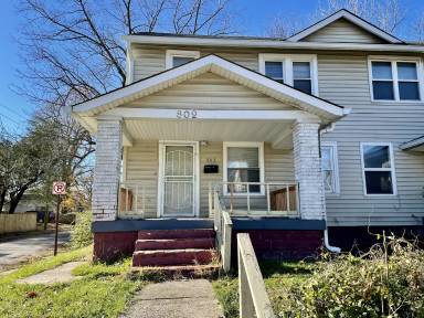 Main picture of 804 N Lasalle St