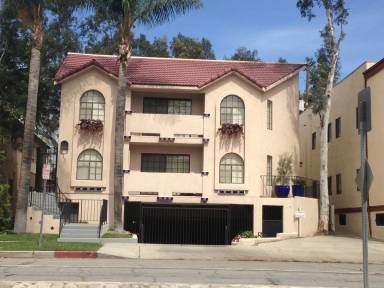 Main picture of 411 W Riverside Dr