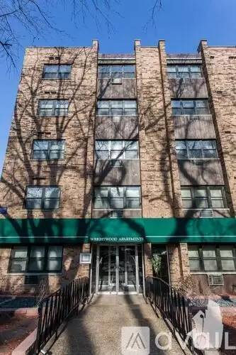 Main picture of 660 W Wrightwood Ave