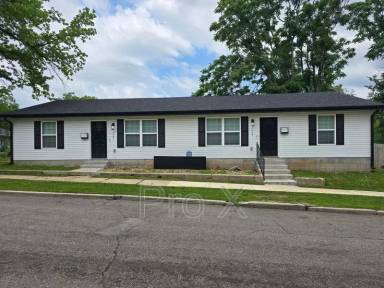 Main picture of 717 W B St