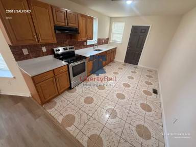 Main picture of 2051 S Salford St