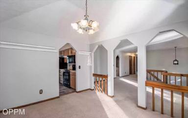 Main picture of 15106 Burt St