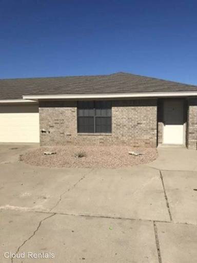 Main picture of 916 McDaniel Cir