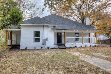 Main picture of 602 College St