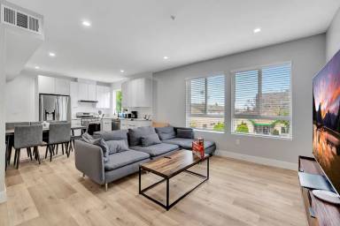 Main picture of 546 N Harvard Blvd