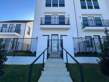 Main picture of 686 W Main St