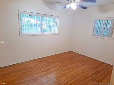 Main picture of 11801 NE 11th Pl