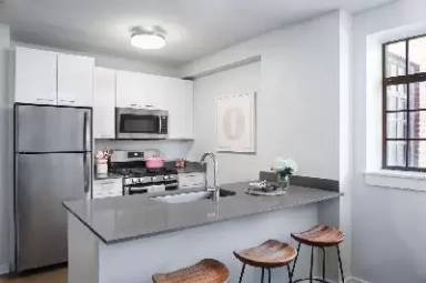 Main picture of 2000 W Diversey Ave