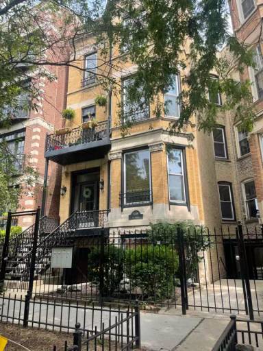 Main picture of 908 W Roscoe St