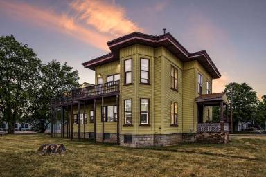 Main picture of 2066 River St