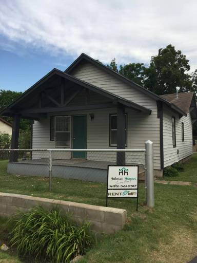 Main picture of 1207 E Oak St