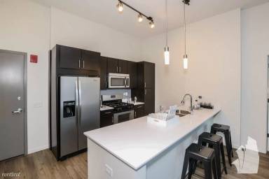 Main picture of 3729 N Halsted St