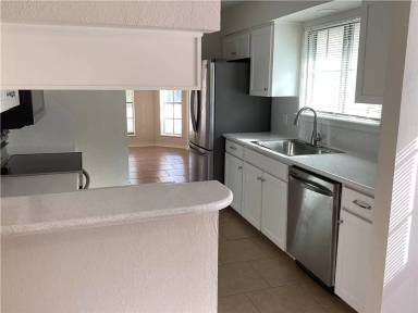 Main picture of 2709 Persimmon St