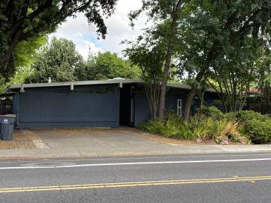 Main picture of 1017 E 8th St