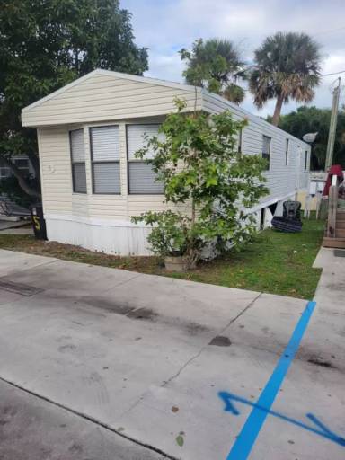 Main picture of 2423 NE Palm Ave