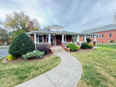 Main picture of 310 Winecoff School Rd