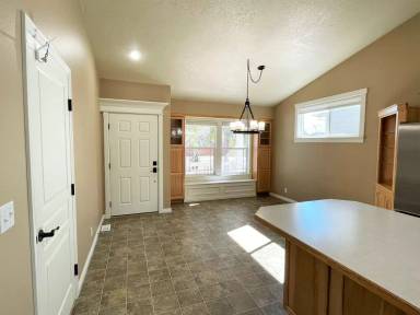 Main picture of 715 S Trunnel Ave