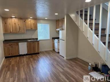 Main picture of 921 W 4th Ave