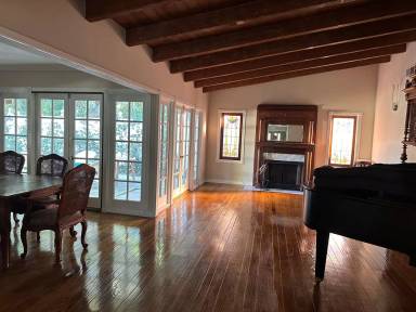 Main picture of 15710 Dickens St