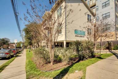 Main picture of 2500 Leon St