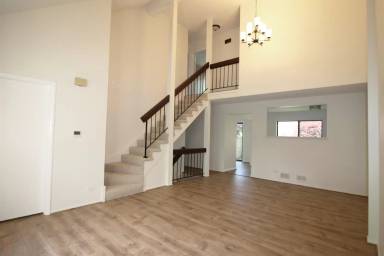 Main picture of 618 E Woodfield Trl