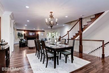 Main picture of 555 S Washington St