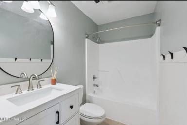 Main picture of 2410 Tyler Ave