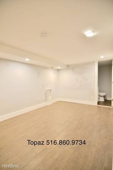 Main picture of 1889 Troutman St