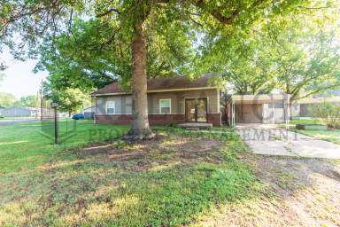 Main picture of 300 W Breese Ave