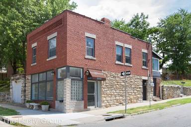 Main picture of 1030 W 45th St