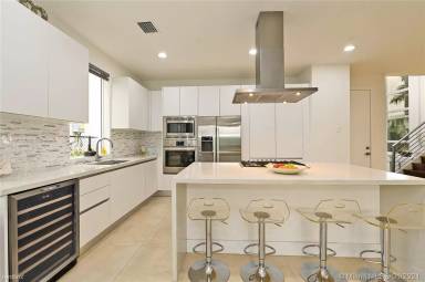 Main picture of 9729 NW 75th St