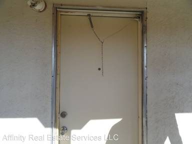 Main picture of 2401 Iowa St