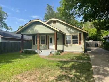 Main picture of 1627 N Market Ave