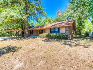 Main picture of 17 Lakeside Ct